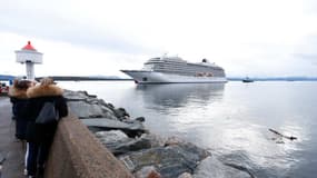 Victime d'une avarie moteur dans des eaux périlleuses au large de la Norvège, le navire de croisière Viking Sky a rejoint sans encombre dimanche un port refuge.