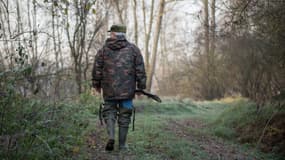 Un chasseur marche dans la nature à Vouvray, dans le centre de la France. 