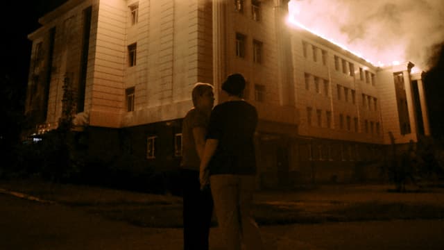Une école se consume à Donetsk, mercredi, ville de l'Est détenue par les séparatistes où de violents affrontements ont eu lieu ces derniers jours.