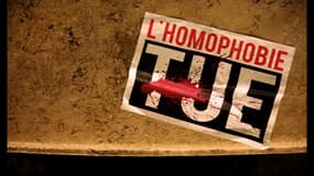 Affiche collée sur un mur lors d'une manifestation anti-homophobie à Paris.