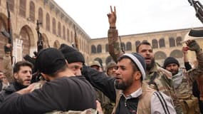 Des combattants célèbrent dans la mosquée des Omeyyades de Damas le 8 décembre 2024, après que les rebelles islamistes ont déclaré avoir pris la capitale syrienne.