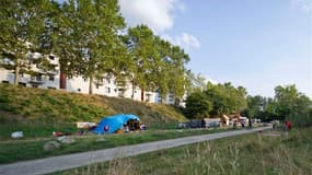 Environ 130 Roms ont construit des abris de fortune sur ce campement en bordure de la Garonne, à Toulouse. La justice a ordonné en mai l'évacuation de cette zone inondable mais les familles installées continuent à y vivre malgré les mauvaises conditions d