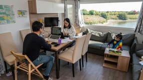 Kay Lian et son épouse Li, en télétravail dans leur bungalow du "Camping de l'Océan", avec leur fille Eliette, le 16 avril 2021 à La-Couarde-Sur-Mer, sur l'île de Ré
