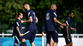 Olivier Giroud et Kylian Mbappé, dos à dos