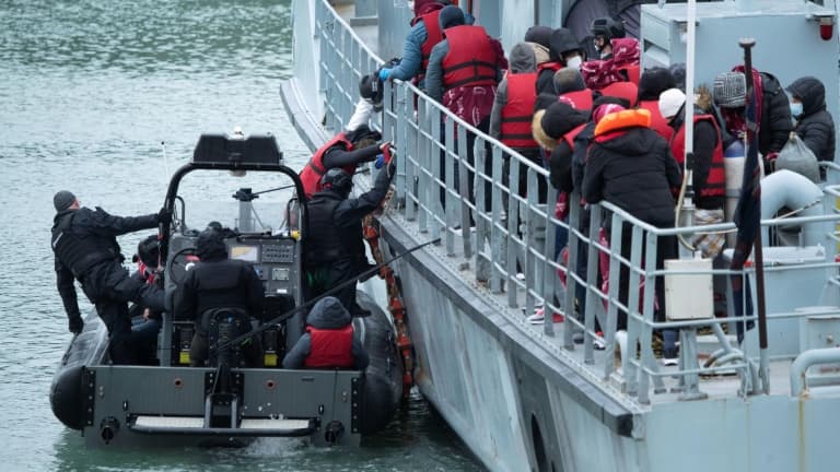 Des migrants secourus en mer, à bord du HMC Vailant, arrivent au port de Douvres, dans le sud-est de l'Angleterre, le 24 novembre 2021. 