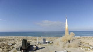 Les systèmes sol-air futurs assurent la protection des navires, la défense anti-aérienne du corps de bataille et des bases aériennes.