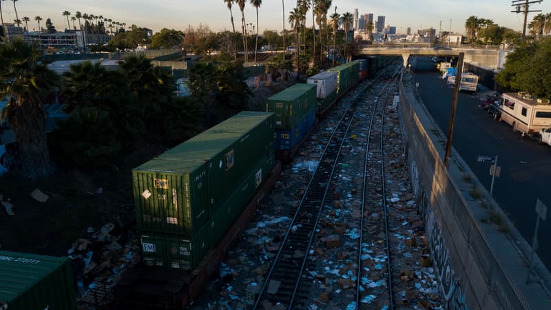 Une vue aérienne d'une ligne de train de marchandise, régulièrement attaquée par des voleurs, le 14 janvier 2022