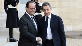 François Hollande et Nicolas Sarkozy se serrent la main, le 15 novembre 2015.