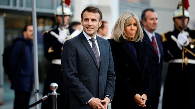 Le président français Emmanuel Macron et sa femme Brigitte Macron avant de visiter une exposition à l'Institut du monde arabe à Paris le 22 novembre 2022.