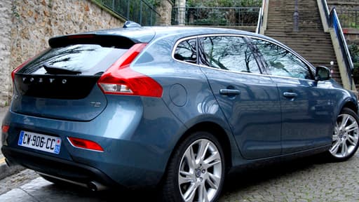 L'arrière de la V40 possède les codes des Volvo actuelles: hanches prononcées, feux verticaux avec de larges courbes.