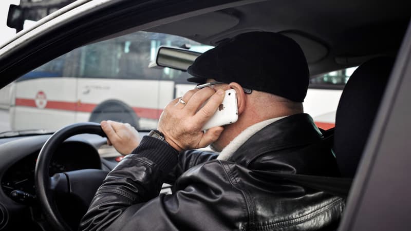 Un usager téléphone au volant (image d'illustration)