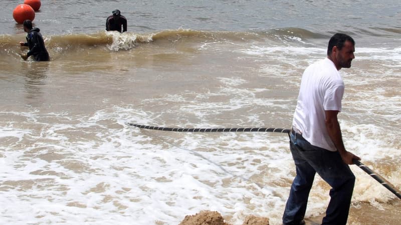 ASN (Alcatel Submarine Networks) dispose d'une flotte de navires câbliers pour poser les câbles sous-marins en mer.