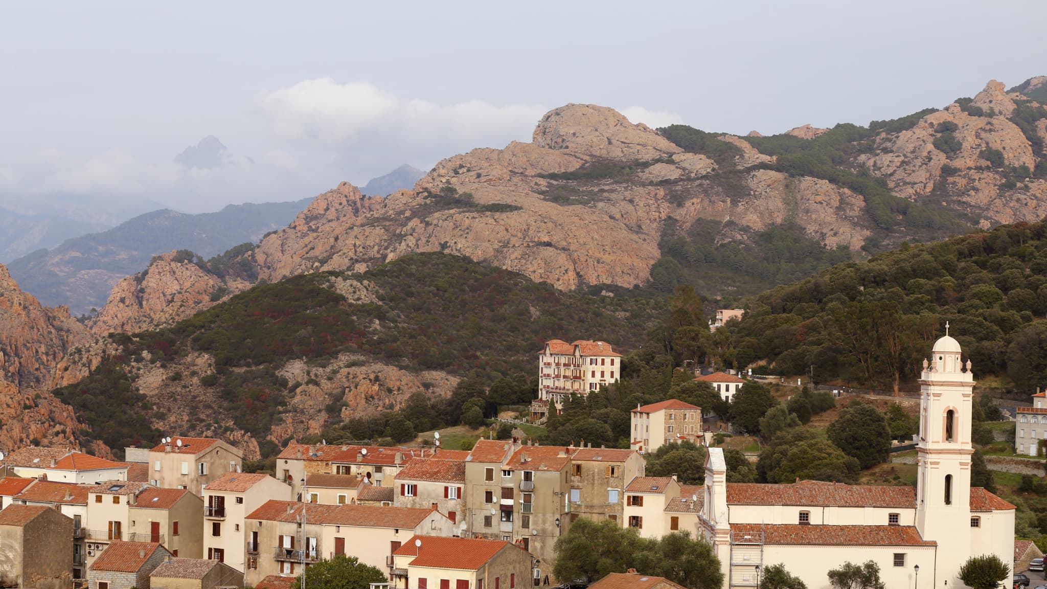 Cette photo prise le 29 septembre 2017 montre le village de Piana sur l'île méditerranéenne française de Corse.