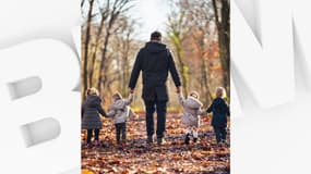 Nathan et les quatre enfants qu'il garde en tant qu'assistant maternel, lors d'une balade en forêt. (Morgan Selles)