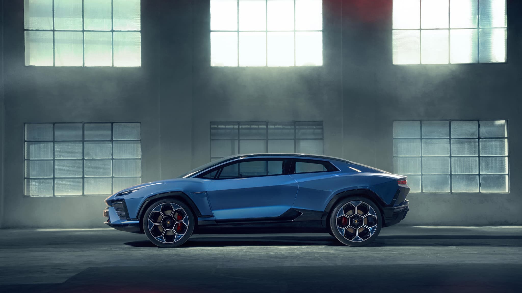 Une silhouette de SUV coupé pour ce concept Lanzador de Lamborghini.