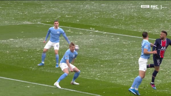 Oleksandr Zinchenko qui détourne un ballon de l'épaule, le 4 mai 2021