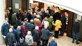 La queue devant un centre de vaccination contre le COvid-19 dans un centre commercial à Ludwigsburg, dans le sud de l'Allemagne, le 11 novembre 2021
