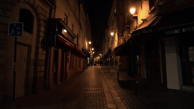 Une rue vide à Paris pendant le couvre-feu.