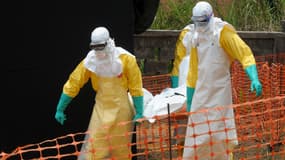 Des membres de Médecins sans frontières transportent dans un centre accueillant les victimes du virus Ebola à Guekedou, en Guinée, le corps d'une personne tuée par la fièvre hémorragique, le 1er avril 2014.