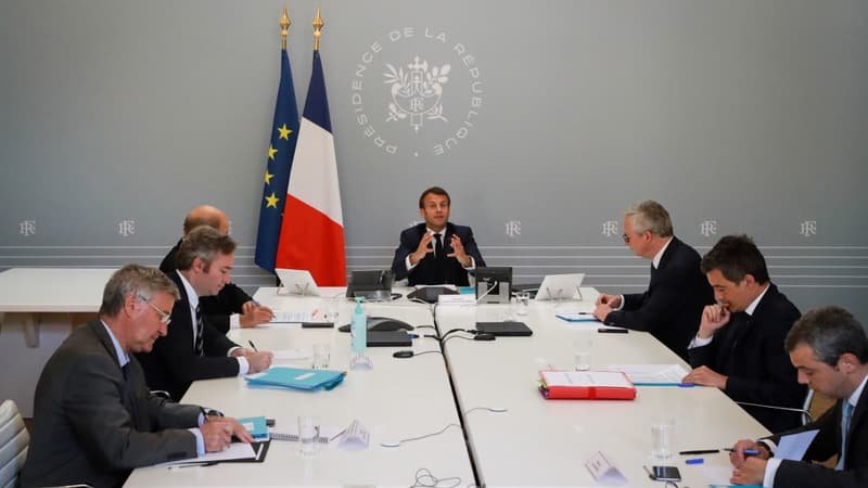 Emmanuel Macron et ses ministres s'entretiennent avec des restaurateurs et hôteliers, le 24 avril 2020.