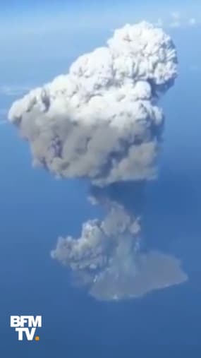 Ces images aériennes montrent l'immense colonne de fumée qui s'échappe du volcan Stromboli, après son éruption