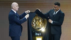 Gianni Infantino et Ronaldo dévoilent le trophée de la Coupe du monde, le 5 décembre 2024