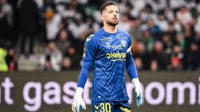 Gautier Larsonneur lors du match entre l'ASSE et le PSG, le 29 mars 2025.