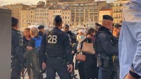Les forces de l'ordre présente sur le Vieux-Port de Marseille (Bouches-du-Rhône) lors d'une manifestation interdite en soutien au peuple palestinien le 18 octobre 2023.