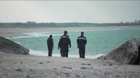 Des gendarmes patrouillant sur une plage de Néville-sur-mer (Manche) le 2 mars 2023