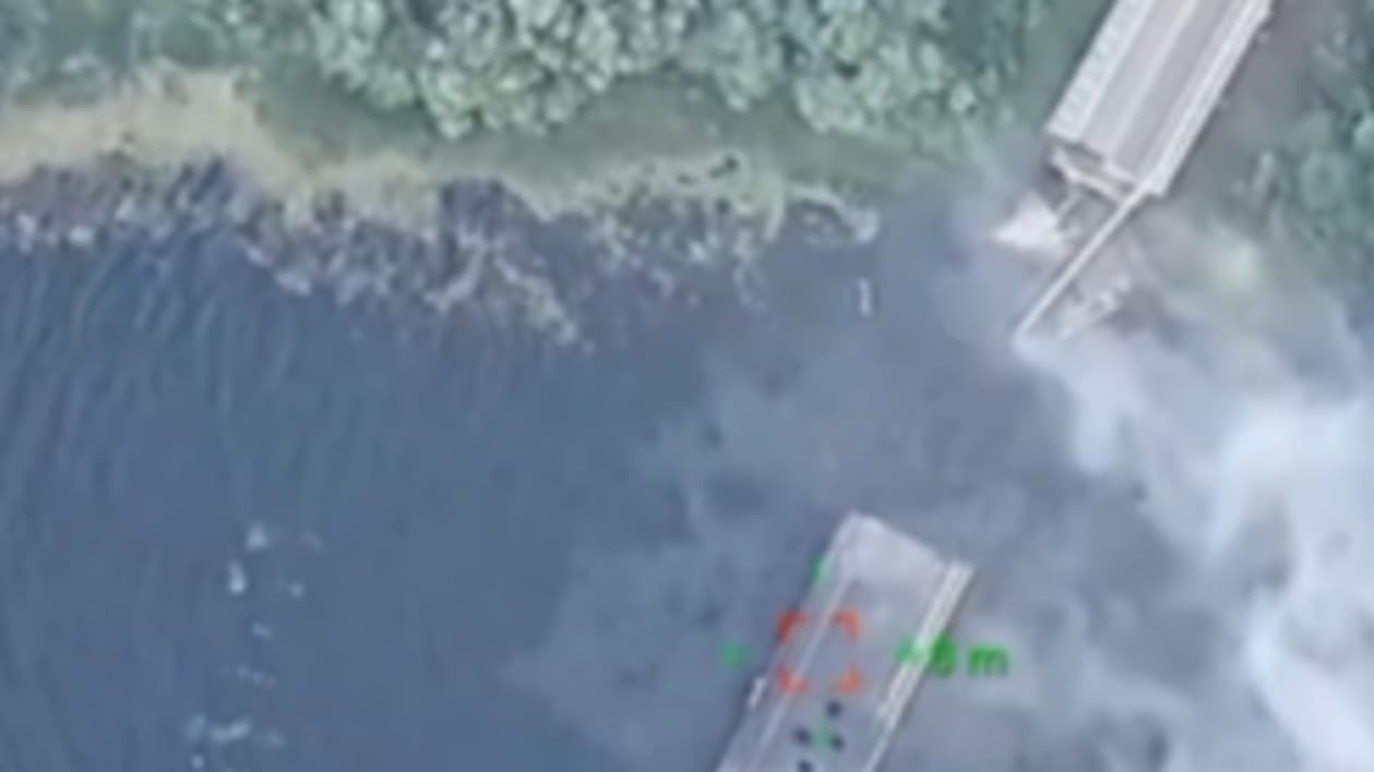 Un pont russe traversant la rivière de Seïm après sa destruction prétendue par l'armée ukrainienne, le 16 août 2024 Un pont russe traversant la rivière de Seïm après sa destruction prétendue par l'armée ukrainienne, le 16 août 2024
