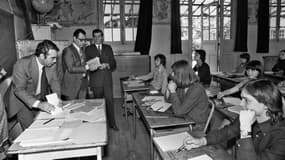 Des élèves de Terminale attendent les sujets, au premier jour des épreuves du baccalauréat, le 17 Juin 1976, à Paris. 