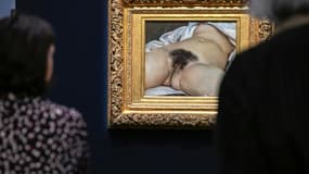 Deux visiteurs observent le tableau "L'origine du monde", de Gustave Courbet, le 22 décembre 2023 au centre Pompidou-Metz