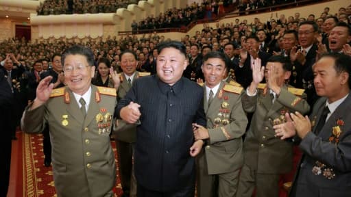 Le dirigeant nord-coréen Kim Jong-Un, lors d'un spectacle réservé aux scientifiques et techniciens nucléaires à Pyongyang, sur une photo non datée fournie par l'agence officielle nord-coréenne KCNA