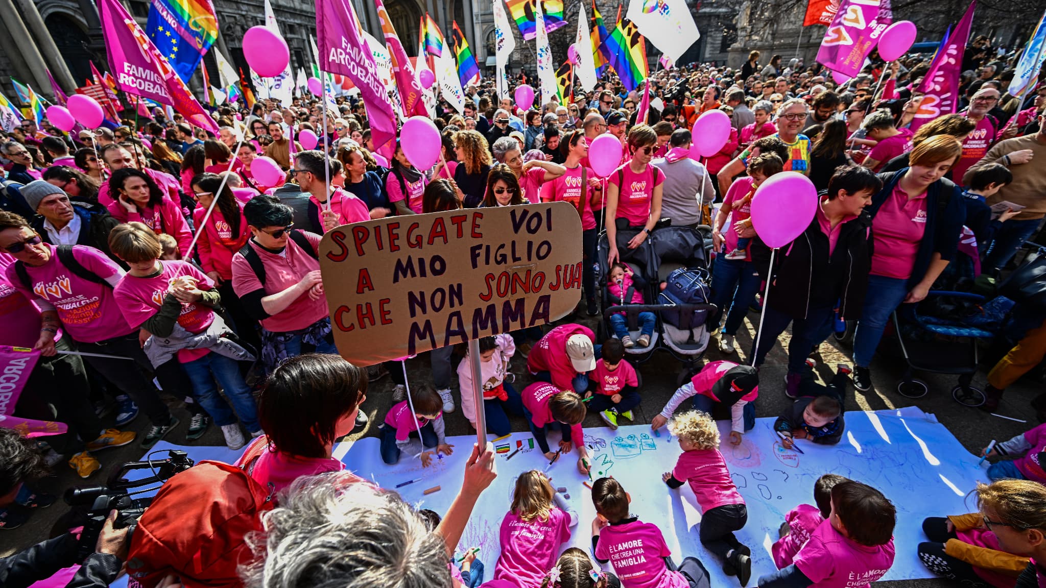 le gouvernement Meloni veut restritreindre les droits desparents omosessualità, espressione à Milan