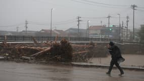 Un habitant sous la pluie à Wajima, au Japon, le samedi 21 septembre 2024