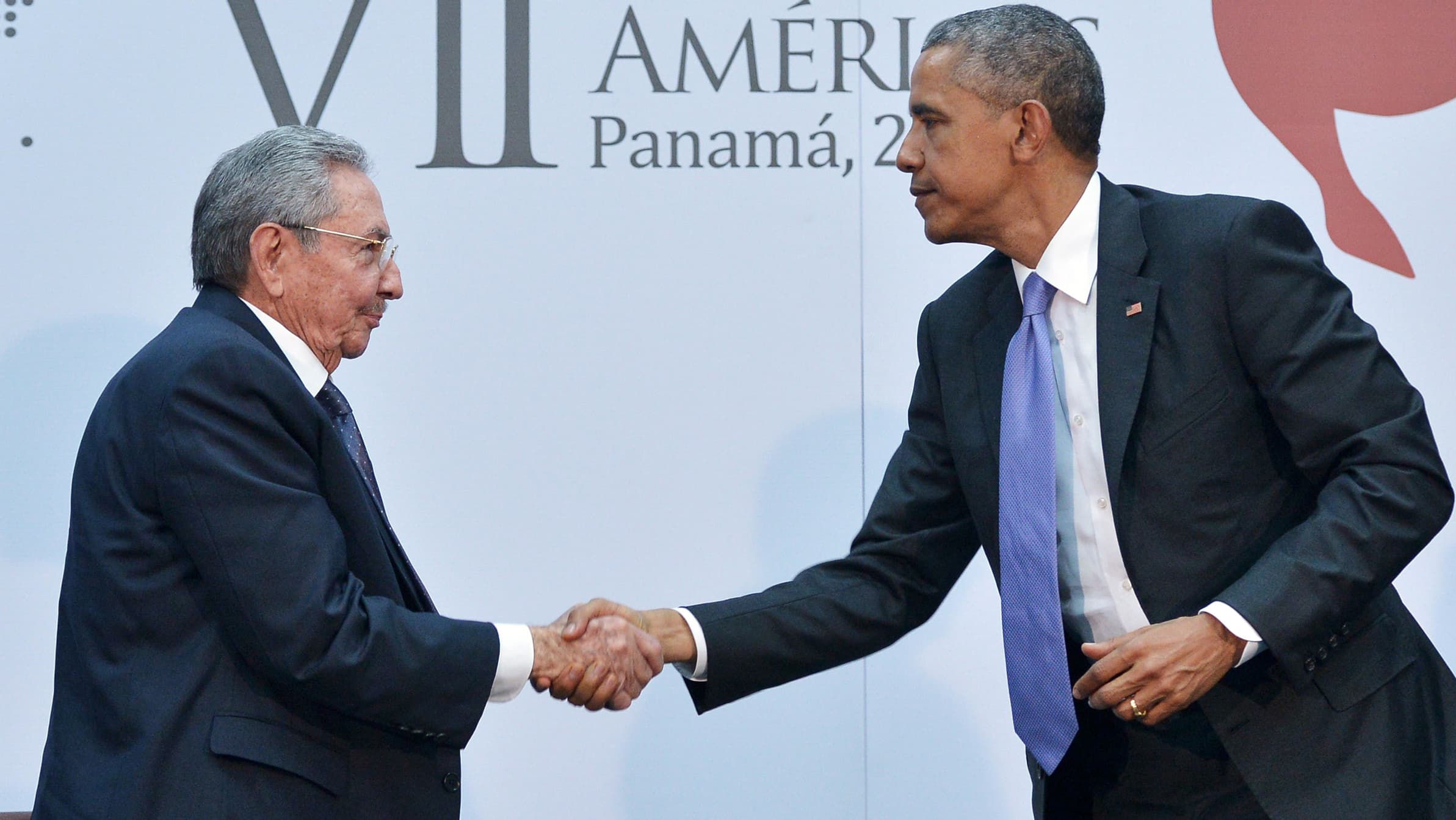 Raul Castro et Barack Obama se sont rencontrés et entretenus, samedi 11 avril, à Panama City. Raul Castro et Barack Obama se sont rencontrés et entretenus, samedi 11 avril, à Panama City.