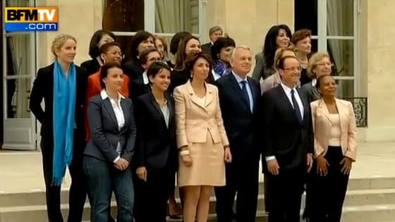 Le président de la République François Hollande entouré de son Premier ministre Jean-Marc Ayrault et des femmes ministres qui composent son gouvernement, le 17 mai 2012