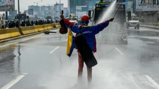 Le jeune Vénézuélien devenu célèbre en jouant du violon pendant les manifestations contre le pouvoir au Venezuela, le 24 mai 2017 à Caracas