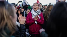 La militante écologiste Greta Thunberg dans un cortège de manifestants réclamant l'arrêt d'un projet de huit nouveaux forages pétroliers près d'Arcachon, le 11 février 2024 à Bordeaux 