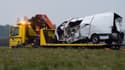 La carcasse du minibus sur le site du terrible accident qui a coûté la vie à 12 personnes.