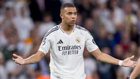 Kylian Mbappé en discussion avec un arbitre lors de Real-Dortmund en Ligue des champions, le 22 octobre 2024