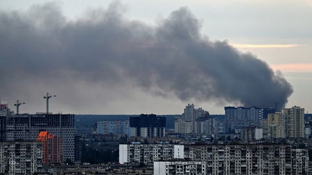 Des volutes de fumée au-dessus de la ville de Kiev après de nouveaux bombardements russes, le 5 juin 2022. 