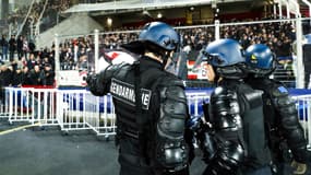 Les forces de l'ordre déployées au stade Bollaert le 24 octobre 2023, dans le cadre du match face au PSV Eindhoven, en Ligue des champions