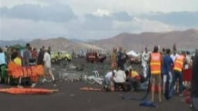 Un avion de collection s'est écrasé vendredi lors d'un show aérien à Reno, dans le nord du Nevada, faisant au moins trois morts dont le pilote et plus de 50 blessés / Image diffusée le 16 septembre 2011/REUTERS/KRNV-TV