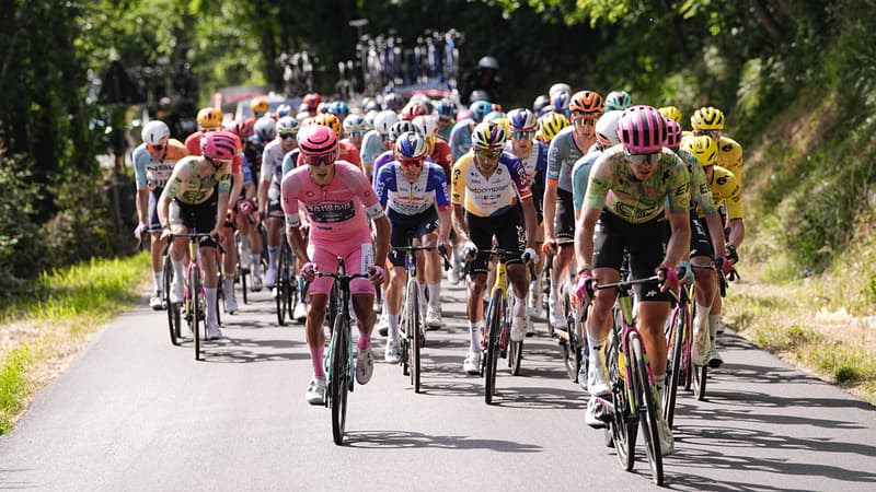 Le peloton avec le maillot Afonso Eulalio lors de la 12e etape du Giro le 21 mai 2026 2290369
