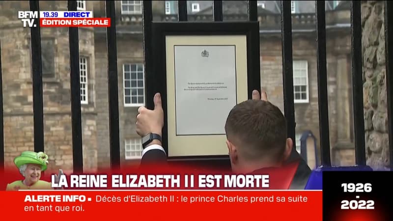 Une pancarte accrochée au palais de Holyrood, en Écosse, pour annoncer la mort d'Elizabeth II