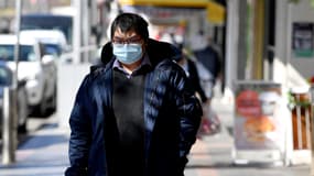 Un homme marche dans les rues de Sidney, en août 2021.