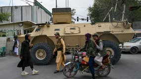 Des talibans patrouillent dans les rues de Kaboul à bord d'un blindé américain, le 17 août 2021
