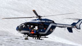 Un hélicoptère du peloton de gendarmerie de haute montagne (PGHM) évacuant des blessés dans les Alpes, en août 2012 (image d'illustration)