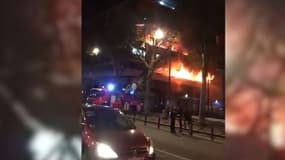 Capture d'écran de vidéos des réseaux sociaux de l'incendie dans le 19ème arrondissement de Paris, le 6 avril 2019.